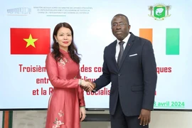 Thứ trưởng Ngoại giao Nguyễn Minh Hằng và Bộ trưởng đặc trách ngoại giao Côte d'Ivoire Wautabouna Ouattara. (Nguồn: Báo Quốc tế)