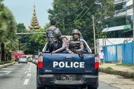Cảnh sát tuần tra trên đường phố tại Yangon, Myanmar. (Ảnh: AFP/TTXVN)