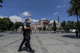 Cảnh sát tuần tra trên đường phố tại Istanbul, Thổ Nhĩ Kỳ. (Ảnh: AFP/TTXVN)