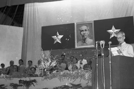 Chủ tịch Hồ Chí Minh phát biểu tại phiên khai mạc Đại hội Mặt trận Dân tộc thống nhất toàn quốc, ngày 5/9/1955. (Ảnh: Tư liệu TTXVN)