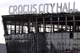 Trung tâm Crocus City Hall ở ngoại ô Moskva, Nga cháy rụi sau vụ tấn công khủng bố, ngày 26/3/2024. (Ảnh: AFP/TTXVN)