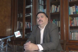 Giáo sư Ezequiel Ramoneda trả lời phỏng vấn của phóng viên TTXVN tại Argentina. (Ảnh: Ngọc Tùng/TTXVN)