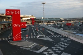 Cảnh vắng vẻ tại sân bay Orly ở ngoại ô Paris, Pháp do đình công ngày 25/4/2024. (Ảnh: AFP/TTXVN)