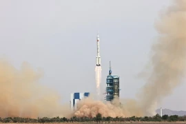 Tên lửa đẩy Trường Chinh-2F mang theo tàu vũ trụ Thần Châu-16 rời bệ phóng tại Trung tâm phóng vệ tinh Tửu Tuyền ở Tây Bắc Trung Quốc ngày 30/5/2023. (Ảnh: THX/TTXVN)