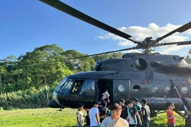 Chiếc trực thăng bị rơi khi chở hàng cứu trợ cho người dân vùng chịu ảnh hưởng của lũ lụt. (Nguồn: Pledge Times)