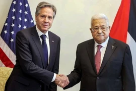 Ngoại trưởng Mỹ Antony Blinken (trái) trong cuộc gặp với Tổng thống Palestine Mahmoud Abbas (phải) tại Amman, Jordan, ngày 13/10/2023. (Ảnh: AFP/TTXVN)