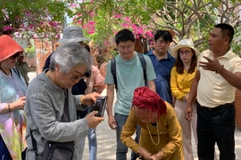 Du khách Hàn Quốc tham quan, tìm hiểu nghệ thuật làm gốm của đồng bào Chăm làng Bàu Trúc ở thị trấn Phước Dân (huyện Ninh Phước). (Ảnh: TTXVN phát)