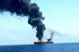 Tàu chở hàng bị lực lượng Houthi tấn công ngoài khơi Hodeidah, Yemen. (Ảnh: IRNA/TTXVN)