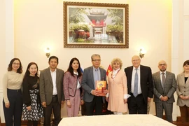 Đại sứ Đặng Minh Khôi (giữa) chụp ảnh lưu niệm với khách mời. (Ảnh: Quang Vinh/TTXVN)