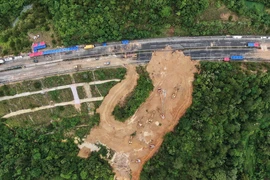 Hiện trường vụ sập đường cao tốc ở tỉnh Quảng Đông, miền Nam Trung Quốc, ngày 2/5/2024. (Ảnh: THX/TTXVN)