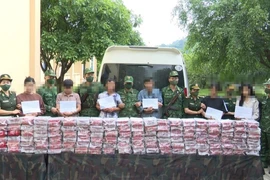 6 đối tượng quốc tịch Lào bị bắt khi đang vận chuyển trái phép 121kg ma túy tổng hợp từ Lào vào Việt Nam. (Nguồn: Bộ đội Biên phòng)