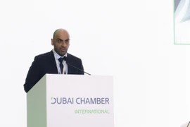 Ông Mohammad Ali Rashed Lootah, Chủ tịch kiêm Giám đốc điều hành Dubai Chambers phát biểu tại diễn đàn. (Ảnh: Xuân Anh/TTXVN)