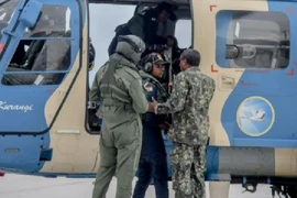 Binh sỹ Ấn Độ hỗ trợ lực lượng Maldives vận hành máy bay trực thăng. (Nguồn: MNDF)
