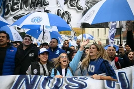 Tuần hành phản đối chính sách của Chính phủ nhân Ngày Quốc tế Lao động, tại Buenos Aires, Argentina ngày 1/5/2024. (Ảnh: AFP/TTXVN)