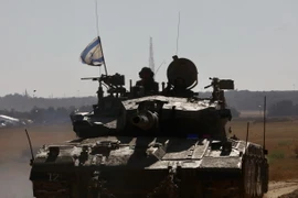 Xe tăng quân đội Israel được triển khai gần cửa khẩu Shalom Kerem, miền Nam Israel, giáp giới Dải Gaza, ngày 6/5/2024. (Ảnh: THX/TTXVN)