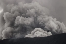 Núi lửa Marapi ở Tây Sumatra, Indonesia phun tro bụi ngày 6/12/2023. (Ảnh: AFP/TTXVN)