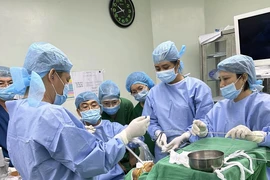 Các bác sỹ tiến hành nội soi ống cứng lấy dị vật với sự tham gia các bác sỹ nhiều chuyên khoa hỗ trợ. (Nguồn: Bệnh viện Đa khoa Trung ương Cần Thơ)
