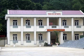Công trình xây dựng các phòng học của Trường Tiểu học và Trung học cơ sơ Trung Xuân, huyện Quan Sơn được xây mới, nhưng vẫn đóng cửa, gài then nhiều tháng nay, do chưa được đầu tư hệ thống phòng cháy chữa cháy. (Ảnh: Nguyễn Nam/TTXVN)