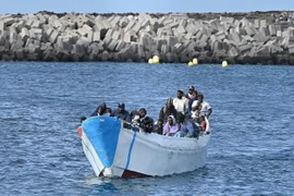Người di cư sau khi được lực lượng chức năng Tây Ban Nha giải cứu ở ngoài khơi đảo El Hierro ngày 4/2/2023. (Ảnh: AFP/TTXVN)