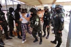 Binh sĩ Honduras tiếp quản nhà tù ở Tamara, cách thủ đô Tegucigalpa 25km về phía bắc, ngày 26/6/2023. (Ảnh: AFP/TTXVN)
