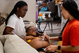 Nhân viên y tế khám thai cho một phụ nữ tại California, Mỹ. (Ảnh: Getty Images)