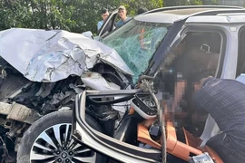 Tài xế xe con bị mắc kẹt trong cabin sau vụ tai nạn. (Nguồn: Facebook)