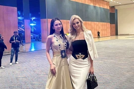 Hoa hậu Mai Phương và đương kim Miss World. (Ảnh: CTV/Vietnam+)