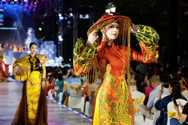 Hoa hậu Huỳnh Thanh Thủy xuất hiện mở màn trong bộ áo dài truyền thống Việt Nam. (Ảnh: CTV/Vietnam+)