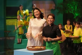 Hoa hậu tham gia quảng bá ẩm thực truyền thống Việt. (Ảnh: CTV/Vietnam+)