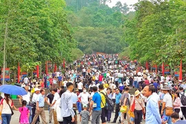 Du khách đổ về Đền Hùng dịp Giỗ Tổ vừa qua.(Ảnh: CTV/Vietnam+)