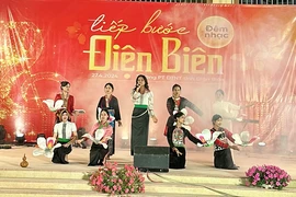 H'Hen Niê biểu diễn trong đêm nhạc Tiếp bước Điện Biên. (Ảnh: NVCC)