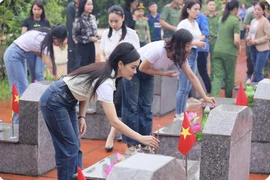 Dàn người đẹp tới thăm Nghĩa trang liệt sỹ xã Thanh Mỹ, nơi yên nghỉ của hàng trăm người con anh hùng của quê hương Sơn Tây. (Ảnh: CTV/Vietnam+)