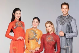 Đương kim Miss World (thứ hai từ phải sang) chụp cùng Mr World - Jack Heslewood, Hoa hậu Ý Nhi và đại diện ban tổ chức Miss World Vietnam. (Ảnh: CTV/Vietnam+)