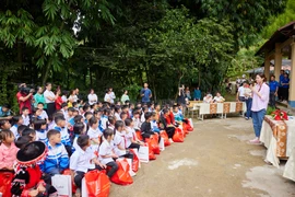 Hoa hậu Lương Thùy Linh trong chuyến thiện nguyện về quê hương Cao Bằng hồi tháng 7 vừa qua. (Ảnh: CTV/Vietnam+)