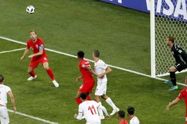 Cầu thủ Harry Kane của Anh (trái) sút bóng vào lưới Tunisia trong trận đấu ở bảng G World Cup 2018 tại Volgograd, Nga ngày 18/6. (Ảnh: EFE-EPA/TTXVN)