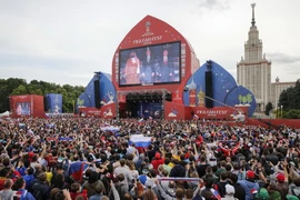 Cổ động viên theo dõi trận đấu ở Fanzone Đồi Chim sẻ trước Đại học Moskva ngày 14/6. (Ảnh: AFP/TTXVN)