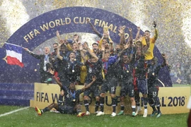 Các cầu thủ Pháp ăn mừng chức vô địch thế giới. (Ảnh: THX/TTXVN)
