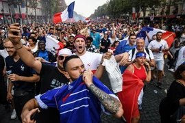 Người dân mừng chiến thắng của đội tuyển Pháp tại World Cup 2018 ở đại lộ Champs Elysées, thủ đô Paris, Pháp ngày 15/7. (Nguồn: AFP/TTXVN)