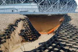 Sân vận động Volgograd bị hư hại vì mưa lớn. (Nguồn: AFP)