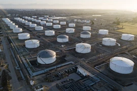 Bể chứa dầu tại kho dự trữ ở Carson, California, Mỹ. (Ảnh: AFP/TTXVN)