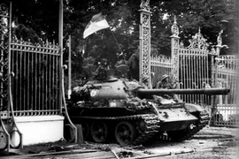 Xe tăng quân Giải phóng chiếm Dinh Độc Lập, trưa 30/4/1975, đánh dấu việc kết thúc cuộc kháng chiến chống Mỹ, cứu nước, giải phóng hoàn toàn miền Nam, thống nhất Tổ quốc. (Ảnh: Trần Mai Hưởng/TTXVN)