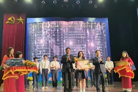 Trao giấy khen cho học sinh giành giải Nhất. (Ảnh: Nguyễn Cúc/TTXVN)
