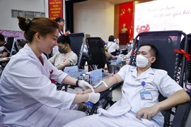 Cán bộ, nhân viên của Viện Huyết học-Truyền máu Trung ương tham gia hiến máu tình nguyện. (Ảnh: Minh Quyết/TTXVN)