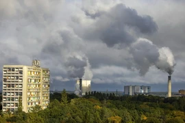 Khí thải bốc lên từ một nhà máy điện ở Berlin, Đức. (Ảnh: AFP/TTXVN)