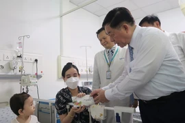 Trưởng Ban Tuyên giáo Trung ương Nguyễn Trọng Nghĩa tặng quà cho bệnh nhi điều trị tại Bệnh viện Nhi đồng Thành phố Hồ Chí Minh. (Ảnh: Đinh Hằng/TTXVN)