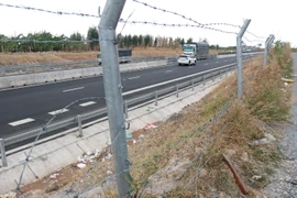 Một đoạn rào kẽm gai bị cắt để tạo thành lối đi. (Ảnh: Nguyễn Thanh/TTXVN)