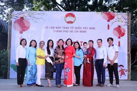 Sinh viên Lào, Campuchia đang học tập tại Thành phố Hồ Chí Minh bên các cha mẹ đỡ đầu người Việt. (Ảnh: Xuân Khu/TTXVN)