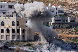 Khói bốc lên sau vụ tấn công bằng rocket trong cuộc đột kích của quân đội Israel tại Jenin, Khu Bờ Tây ngày 19/6/2023. (Ảnh: AFP/TTXVN)
