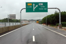 Đoạn tuyến Cao tốc Cam Lộ-La Sơn. (Ảnh: Đỗ Trưởng/TTXVN)