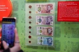 Bốn mẫu tiền mới in hình Vua Charles III được trưng bày tại bảo tàng của Ngân hàng Trung ương Anh (BoE) ở London, Anh ngày 27/2. (Ảnh: AFP/TTXVN)